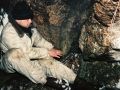 Żołnierz plutonu specjalnego w czasie zimowych działań w Kotlinie Kłodzkiej - baza wykonana w jaskini, z tyłu widoczna radiostacja małej mocy R-392 używana do łączności wewnętrznej w GS - 1992 r.
