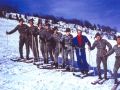 Żołnierze plutonu łączności na szkoleniu narciarskim w Zieleńcu 1975 r.jpg