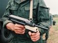 Dowódca Grupy Specjalnej Chorąży Kosmal z prototypem pistoletu maszynowego Glauberyt na pokazach w Ziemsku. Ubrany w testowany mundur polowy nazywany z racji barw "Krokodylem" 1992 r.