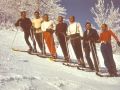 Grupa kadry na zajęciach narciarskich - widoczne pasy do tzw. wyrwirączek - Lasówka 1974 r.