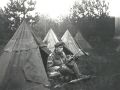 Szkoła Ognia na Jaworzu. Szer. Kiciński przed swoim namiotem wykonanym z pałatek. Cała jednostka bytowała na strzelnicy by zminimalizować czas na dojazdy na strzelnicę - listopad 1989 r.
